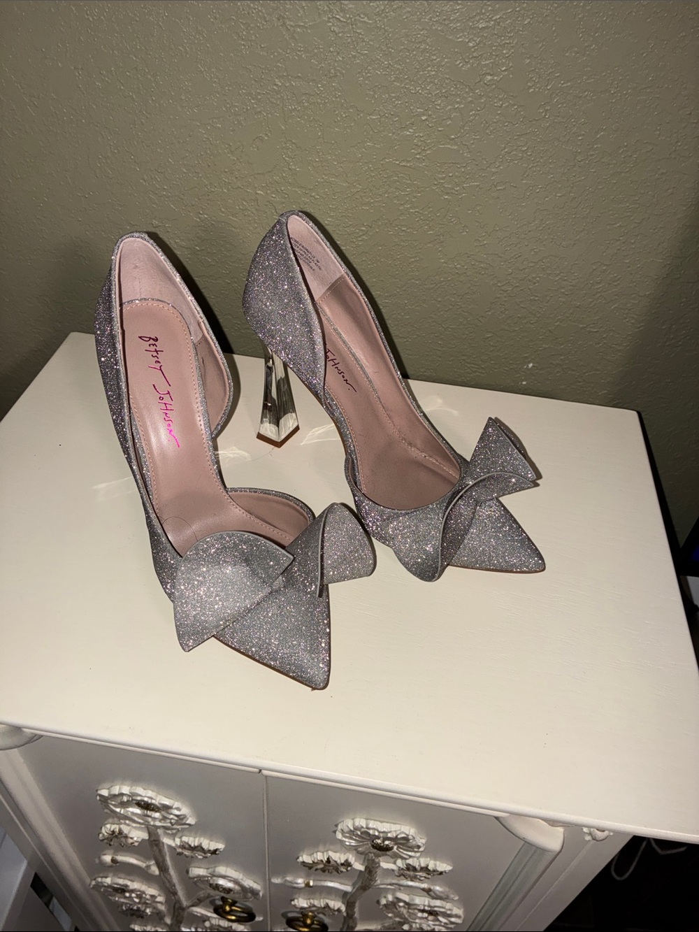 Betsy Johnson - Nobble size 9
Glitter Pointed- Silver Pumps with Decorative Bow